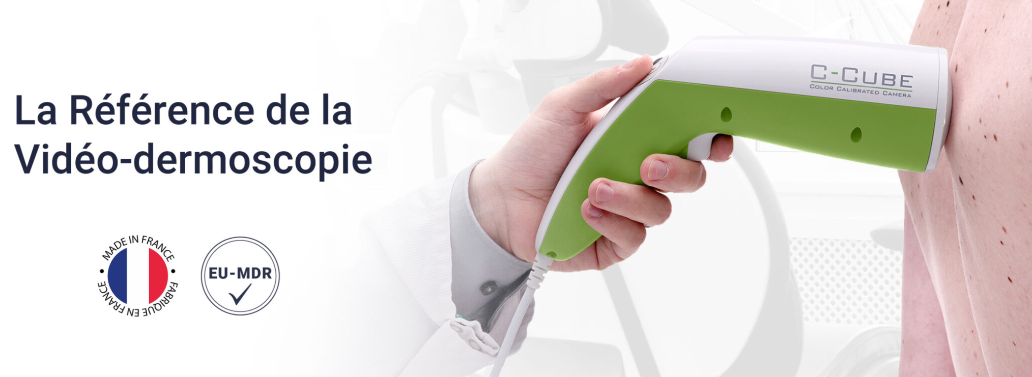 Un médecin effectue une consultation